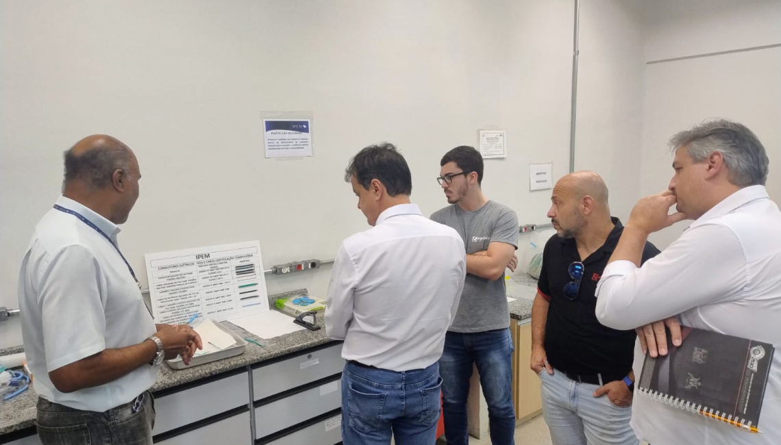 Ipem-SP recebe representantes da empresa Engesig para visita guiada no Centro Tecnológico